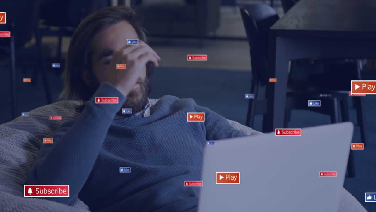 animación de textos e iconos en cajas de mensajes, hombre caucásico sentado en el sofá y trabajando en computadora portátil