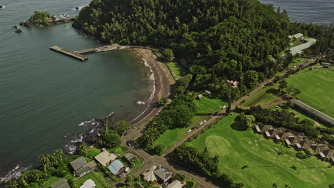 Hana-Maui-Hawaii-Antena-V8-Vista-Aérea-Cinematográfica-Drone-Sobrevolando-La-Bahía-Capturando-El-Parque-De-La-Playa,-El-Centro-De-La-Ciudad-Costera,-El-Barrio-Residencial-Frente-Al-Mar---Filmado-Con-Mavic-3-Cine---Diciembre-De-2022