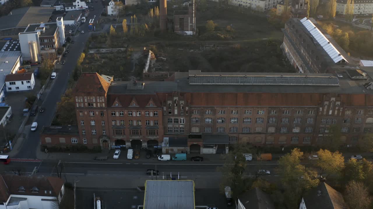 Un edificio di fabbrica abbandonato sta diventando un nuovo spazio abitativo per uno stile di vita urbano in un centro città tedesco.