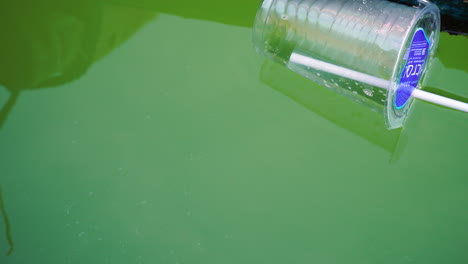 Ein-Einweg-Plastikbecher-Schwimmt-Und-Verunreinigt-Das-Wasser
