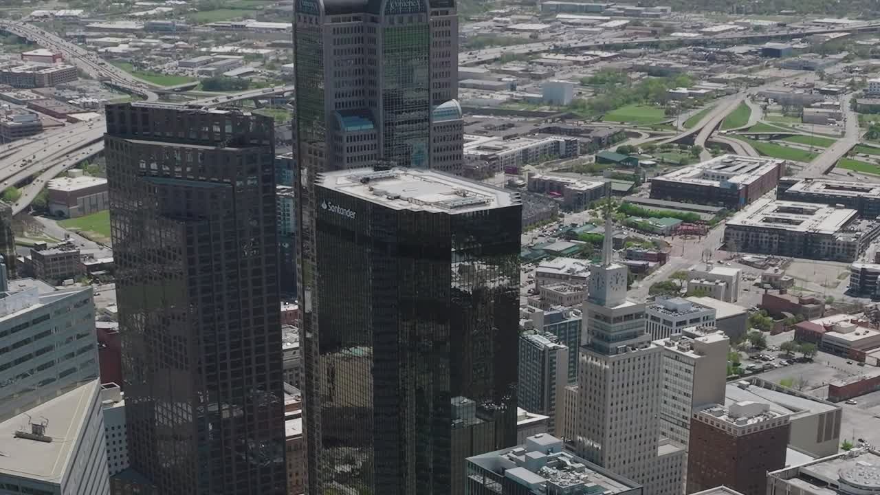 Vista do centro de Dallas, Texas, de cima, mostrando ruas e edifícios