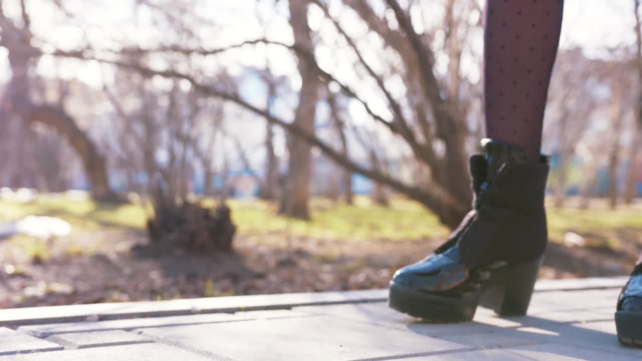 Mujer paseando por el parque