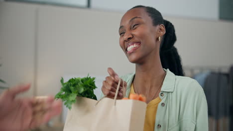 mujer negra, bolsa de papel y comestibles