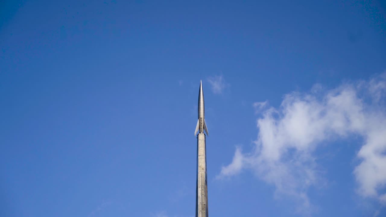 Monumento a razzo contro un cielo blu