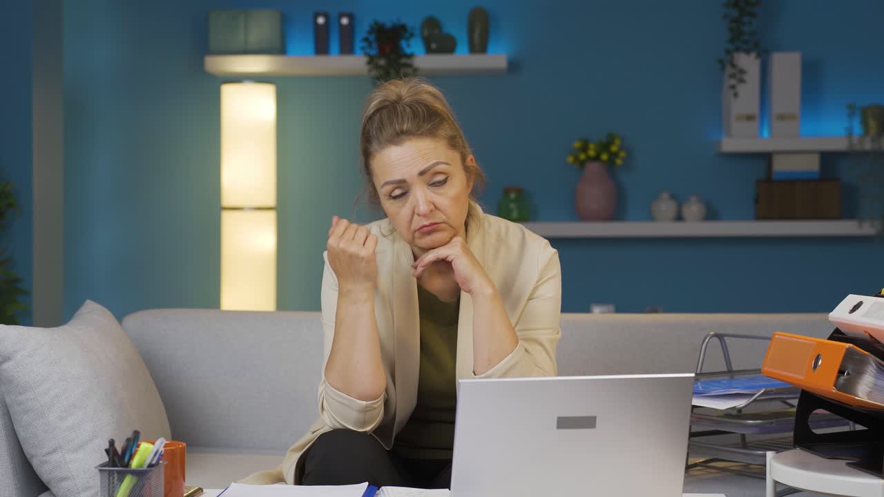Home office worker woman coming up with idea looking at camera.