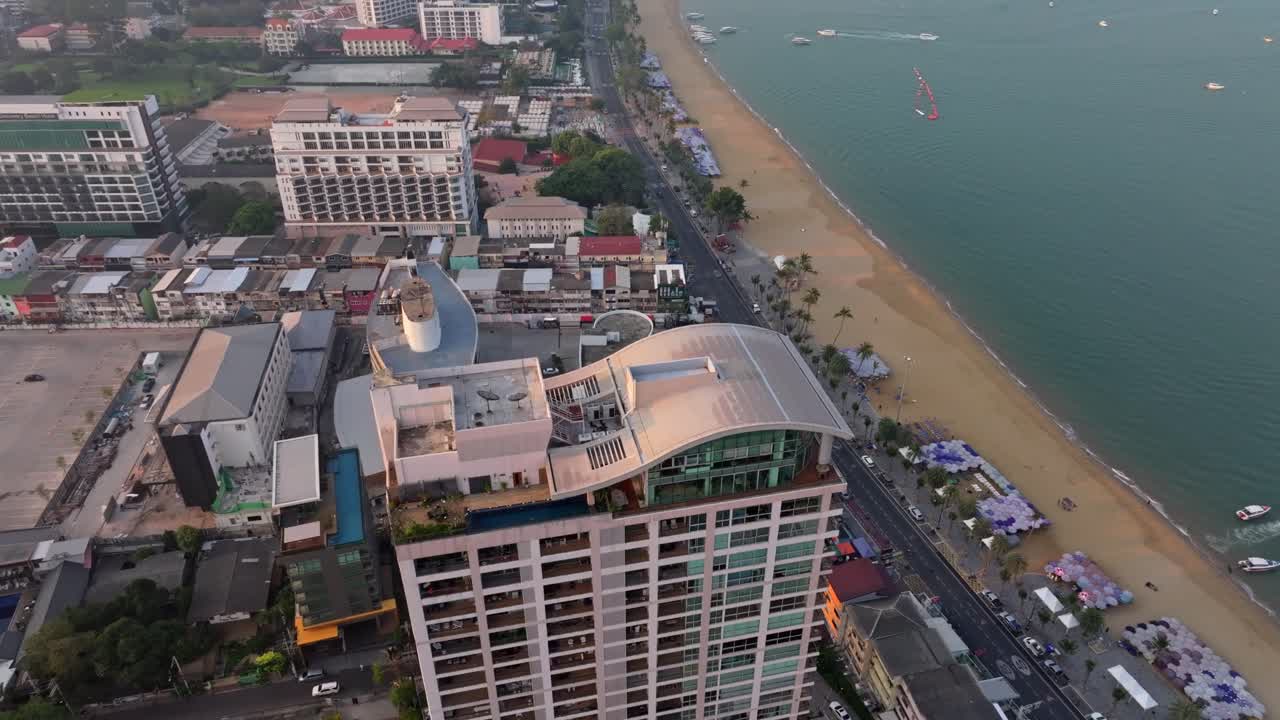 La luce del mattino illumina gli alti hotel di Pattaya in riva all'oceano, Thailandia