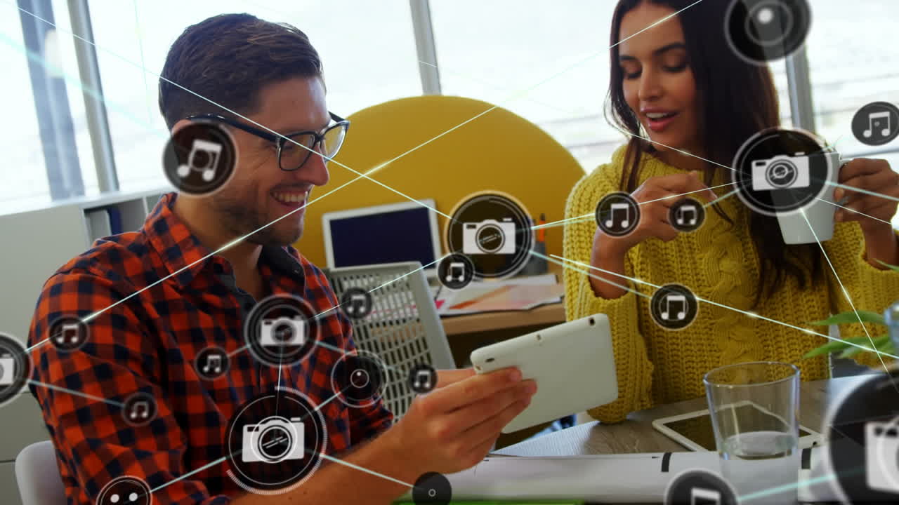 animación de la red de conexiones a través de diversas personas de negocios que usan tablets