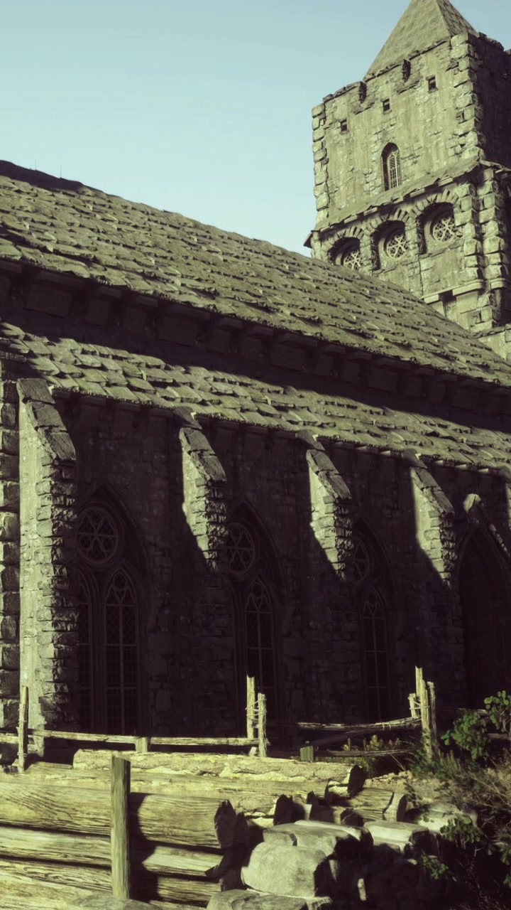 Chiesa storica sotto la luce del sole con mura in pietra e un'alta torre