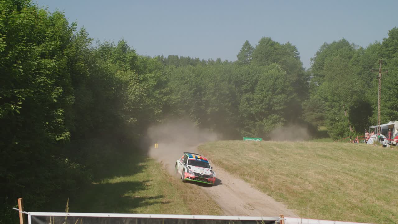 coche de rally conduciendo hacia la cámara y debajo de un puente - cámara extremadamente lenta