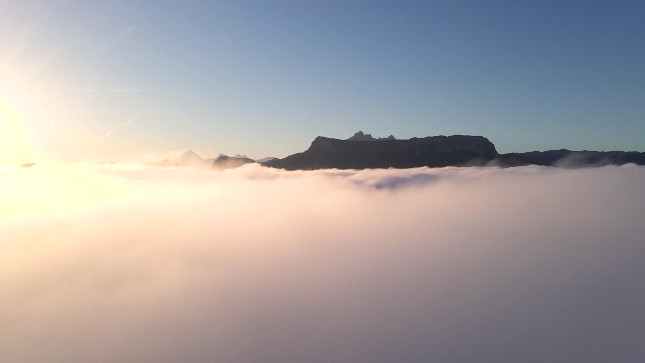 하늘을 가로질러 움직이는 구름의 놀라운 공중 풍경, 멀리서 볼 수 있는 스페인 칼페의 산꼭대기, 도리 (dolly) 와 리지 (ridge)