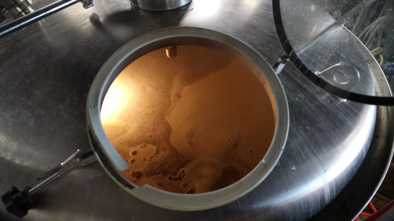 맥주는 증류장에서 만들어졌습니다.