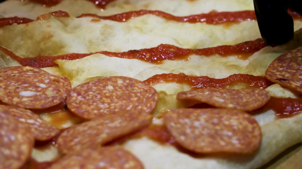 페페로니로 맛있는 피자를 준비하고 있습니다.