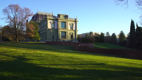 Façade-sud-du-Musée-Ariana-au-petit-matin,-avec-l'oeuvre-de-Jacques-Kaufmann-"Vol-de-la-mouche,-1"-|-Ariana-Museum-in-the-early-morning,-with-the-work-of-Jacques-Kaufmann-"Vol-de-la-mouche,-1