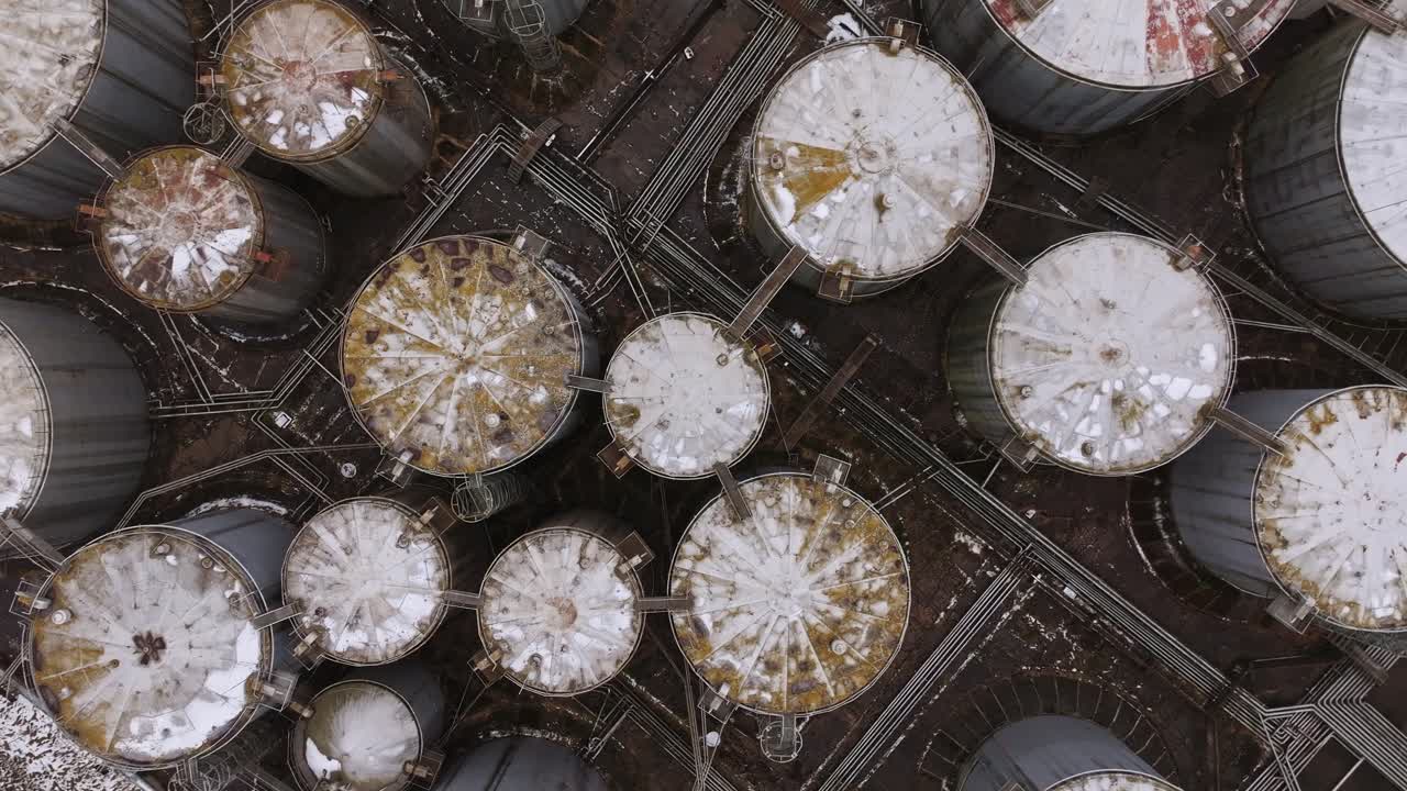 промышленные резервуары для хранения с движением вверх и вращением, замедленным движением, 4k