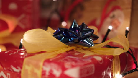 regalos de navidad con cinta azul en casa sala de estar con luces