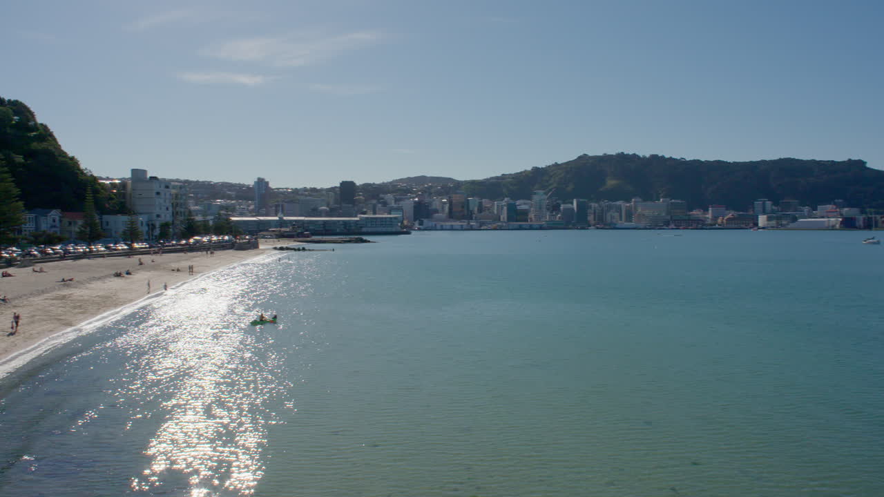 Inquadratura ampia della spiaggia di Oriental Bay a Wellington, Nuova Zelanda.