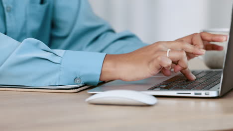 Una-Mujer-De-Negocios-Manos-Escribiendo-En-Una-Computadora-Portátil