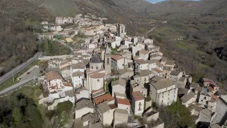 Cocullo,-Italien-Skyline-Mit-Drohnenvideo,-Das-Sich-Vorwärts-Bewegt