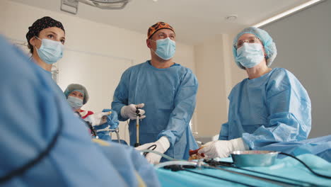 procedimiento quirúrgico en una sala de operaciones