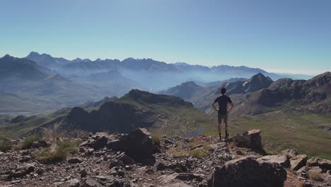 Junger-Wanderer,-Der-Am-Rand-Des-Anayet-gipfels-Steht-Und-Die-Aussicht-Auf-Die-Spanischen-Pyrenäen-Und-Das-Tena-tal-Genießt