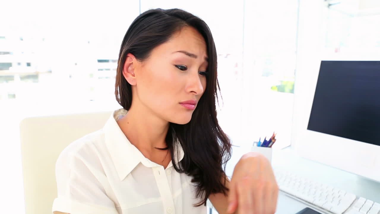 una mujer de negocios recibe malas noticias por teléfono.