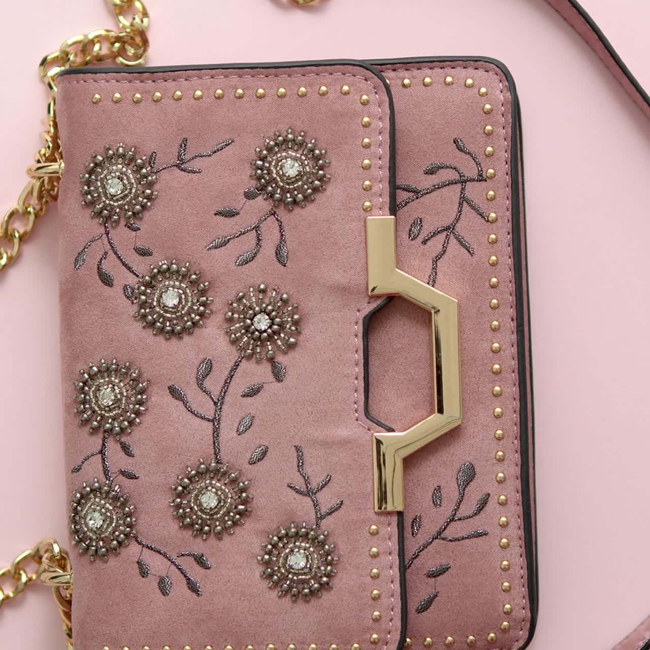 bolso de mujer de noche festiva aislado sobre fondo rosa accesorios femeninos de lujo y concepto de fiesta