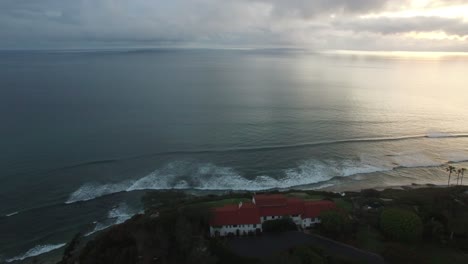 Una-Hermosa-Antena-Sobre-Las-Olas-Que-Se-Adentran-En-La-Costa-De-California-Al-Norte-De-San-Diego-1