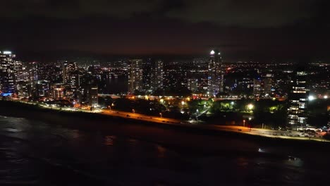 Panning-drone-view-of-Main-Beeach-over-the-Iconic-beaches-of-the-Gold-Coast,-Vibrant-colours,-early-twilight