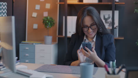 mujer de negocios que usa un teléfono inteligente en la oficina
