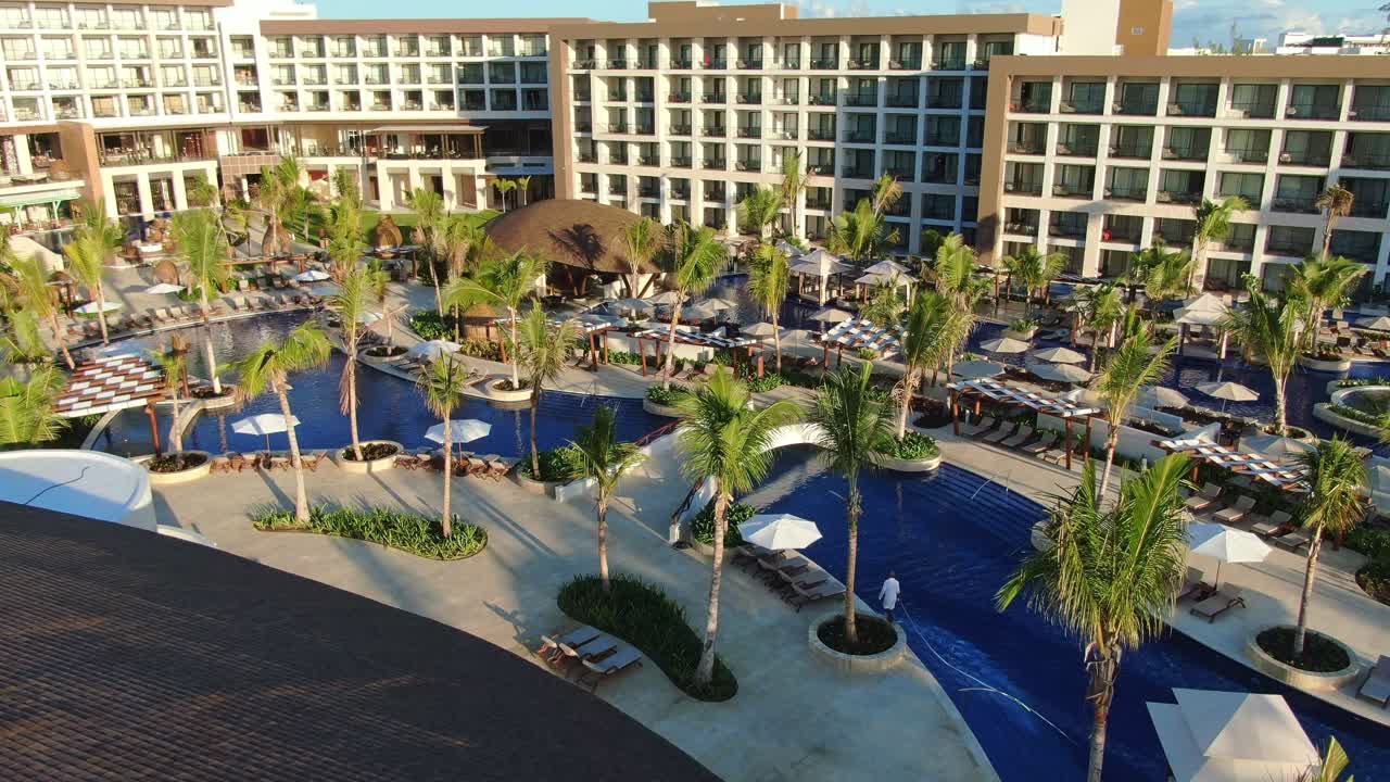 고급 리조트 수영장과 주변 조경 위의 공중