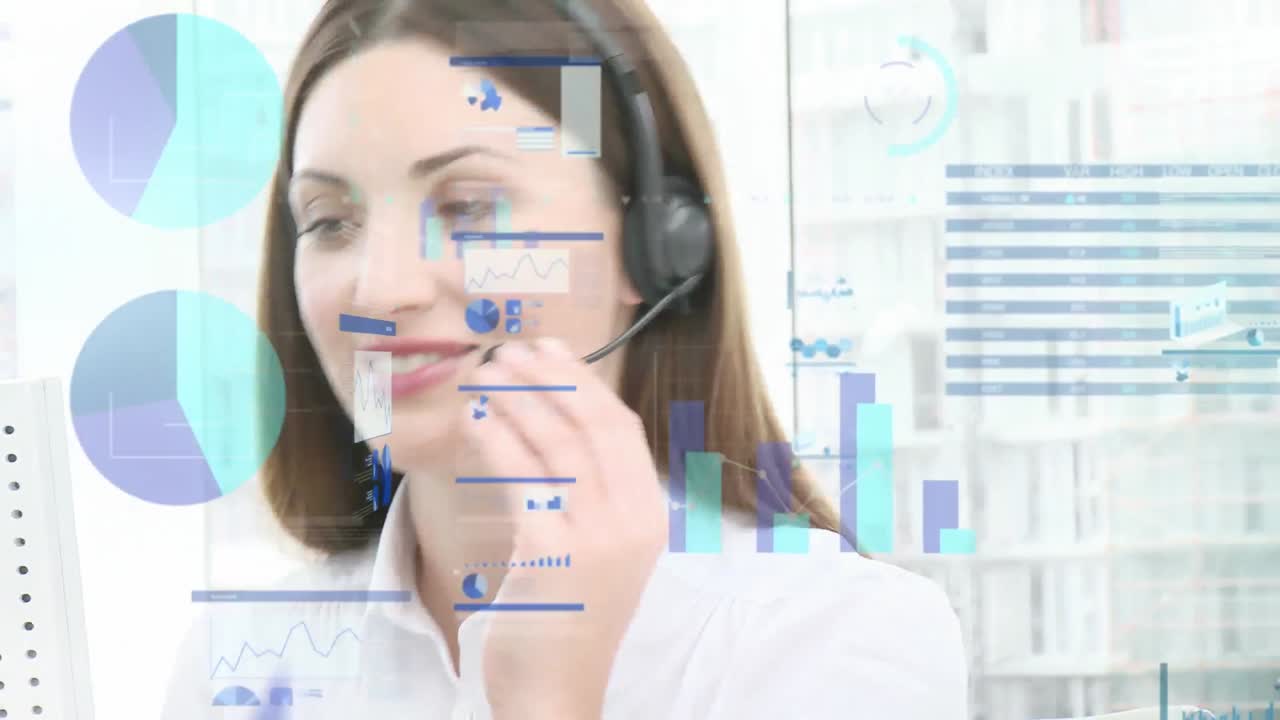 animación del procesamiento de datos financieros sobre una mujer de negocios caucásica que usa auriculares de teléfono en la oficina
