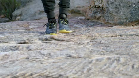 excursionista masculino caminando en la montaña rocosa 4k