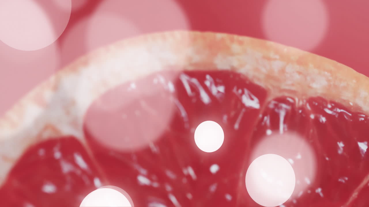 반으로 개진 그레이프프루트와 색 바탕에 색 반점이