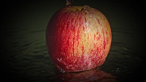 deliciosa manzana fresca y jugosa, un poco de agua, creatividad e innovación