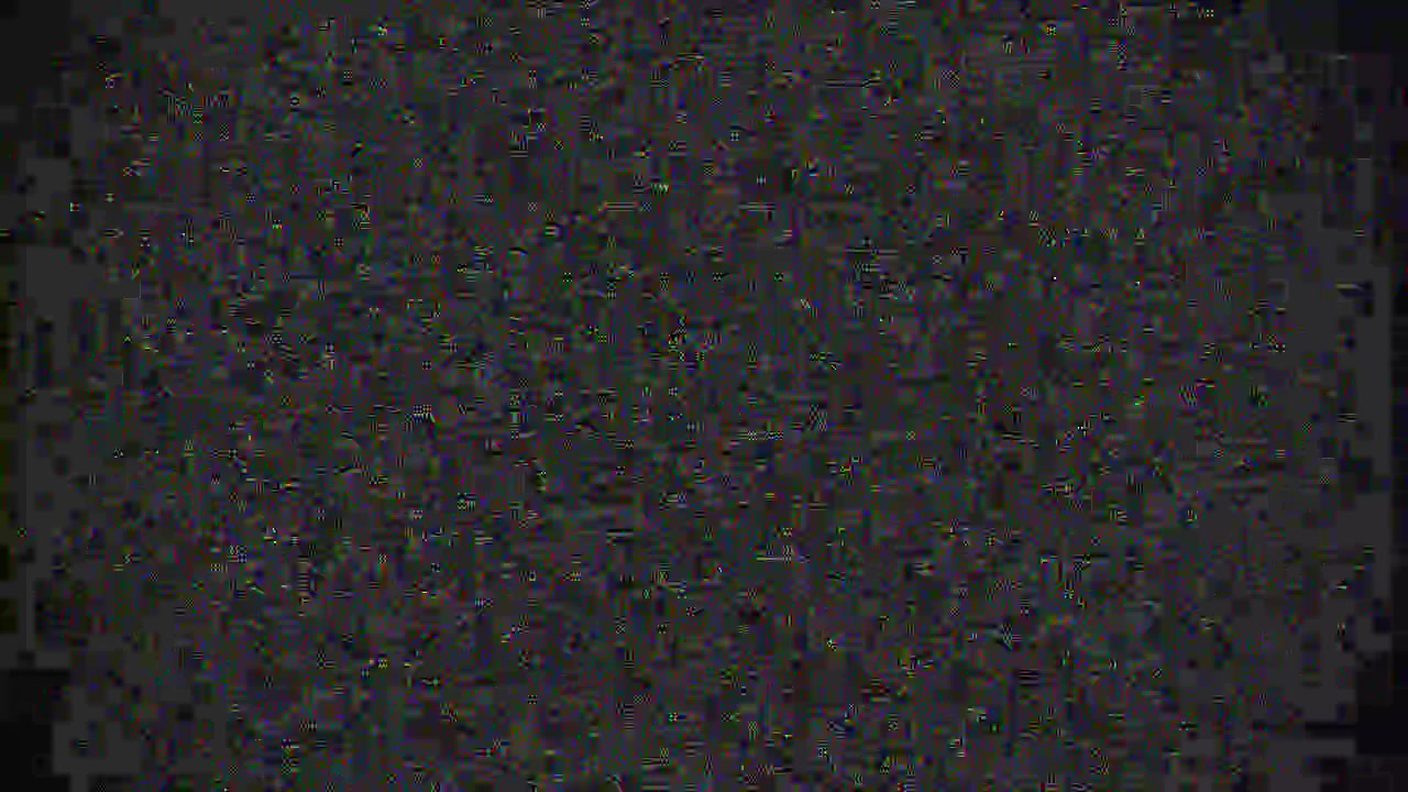 Sovrapposizione grafica a schermo intero con texture di rumore statico TV e sfondo nero per compositing. Glitch televisivo con aberrazione cromatica. Perdita di segnale con artefatti. Glitch VHS. Transizioni CRT