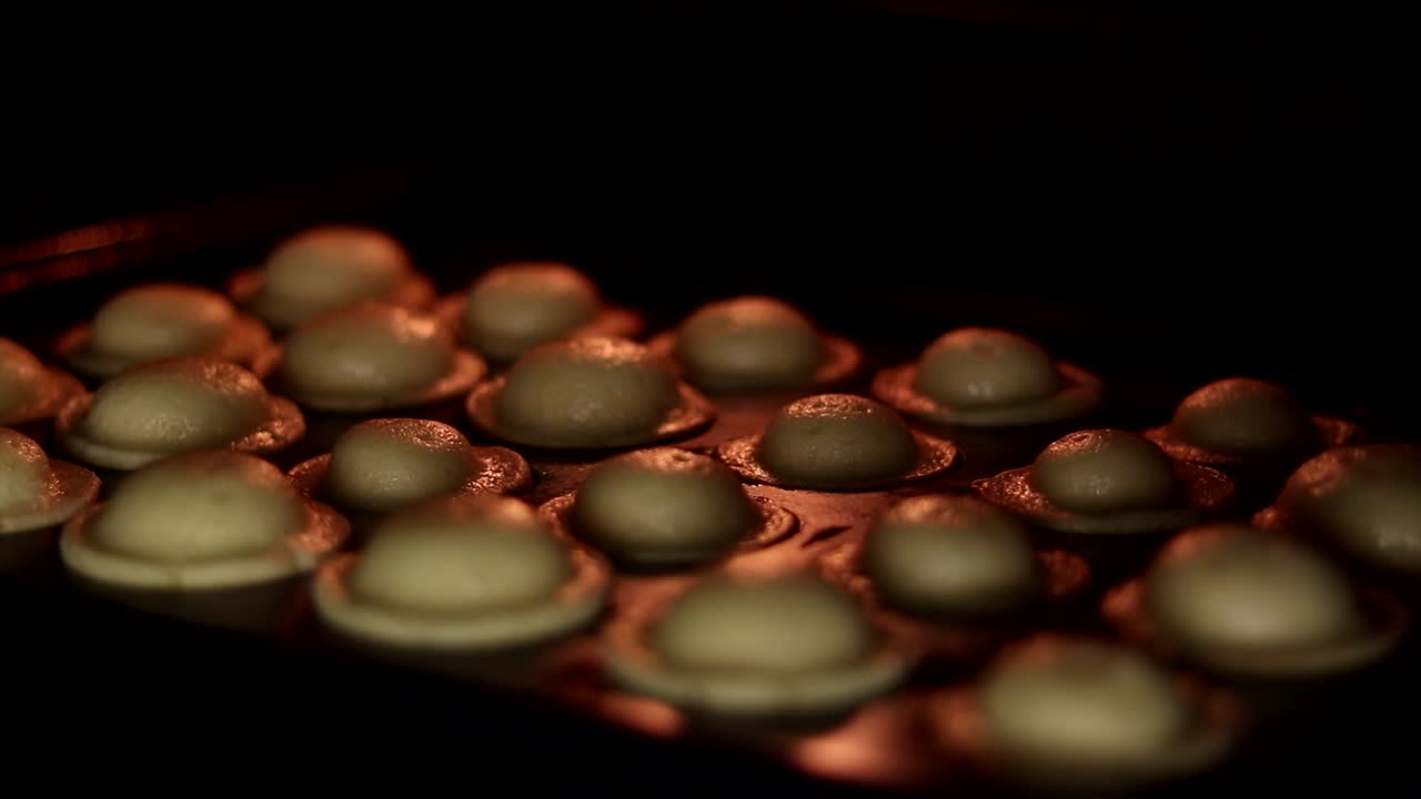 오븐에서 신선하게 구운 머핀에 중간 초점을 당기십시오.