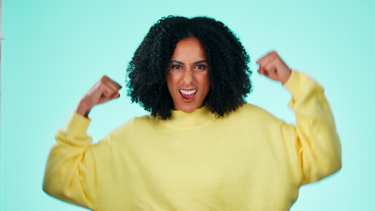 fuerte, poder y retrato de una mujer con músculos