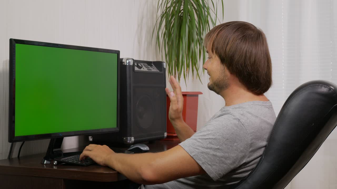 joven en videoconferencia hablando a distancia por cámara web y riendo usando la aplicación de chat virtual de la computadora en la pantalla del portátil. comunicación de distanciamento social.