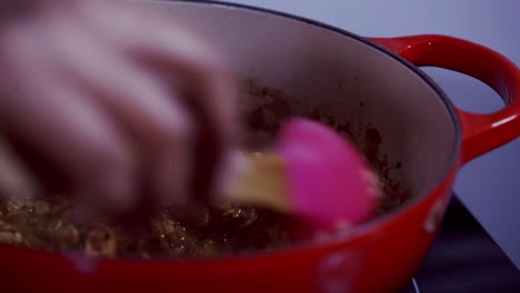 cerrar de agitar en lentejas amarillas en una olla de papaya curry