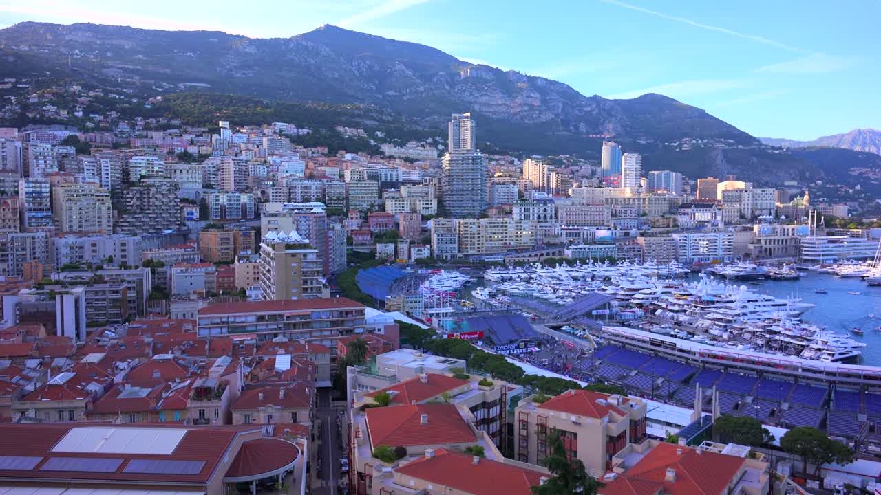 Inquadratura grandangolare panoramica di presentazione di Monaco che include il porto e le colline circostanti