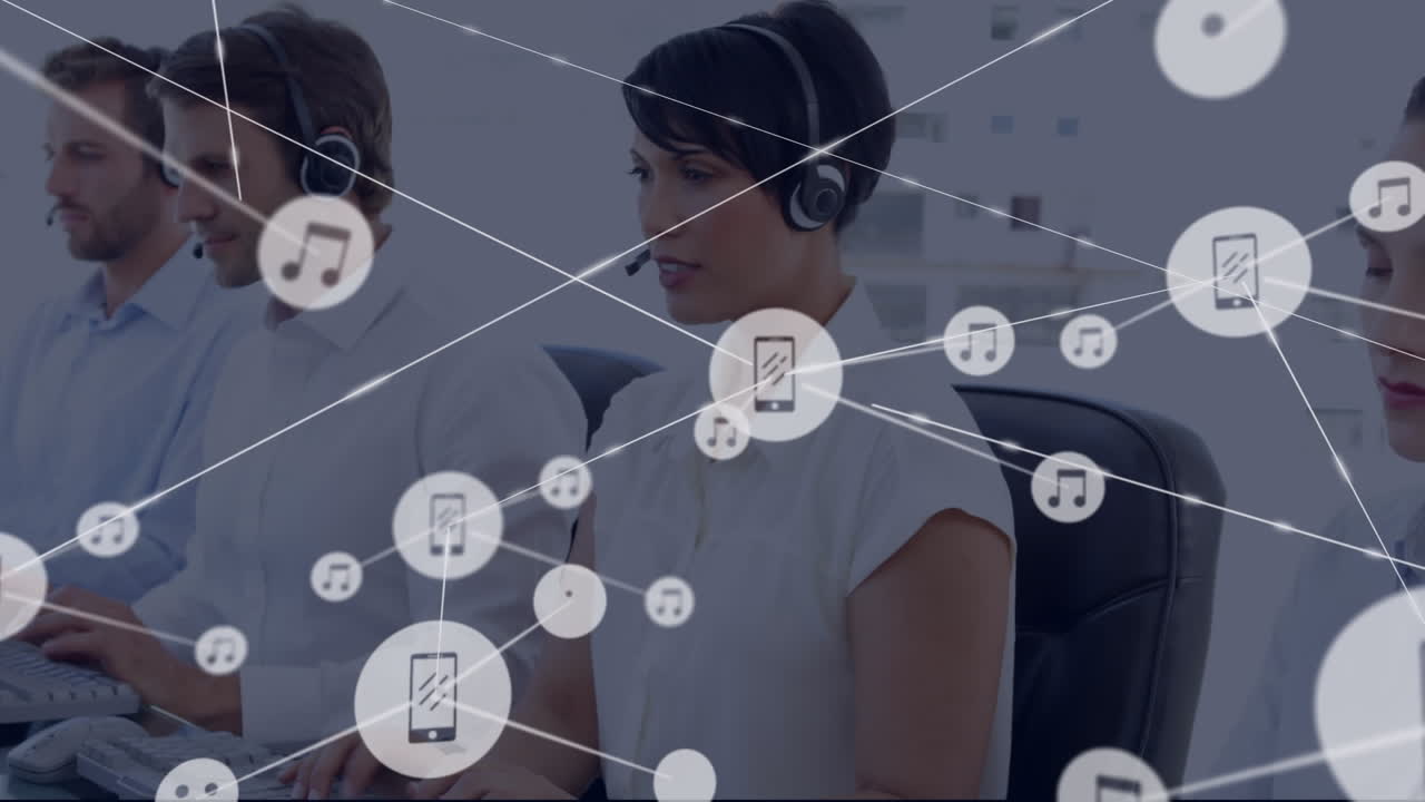 animación de una red de iconos digitales sobre una mujer biracial con auriculares de teléfono sonriendo en la oficina