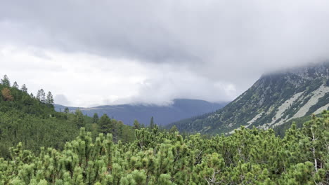 Niebla-Sobre-Las-Montañas-Retezat-En-Los-Cárpatos-Rumanos