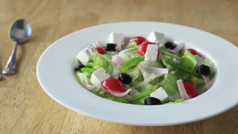 cerca de la ensalada griega en un plato en la mesa