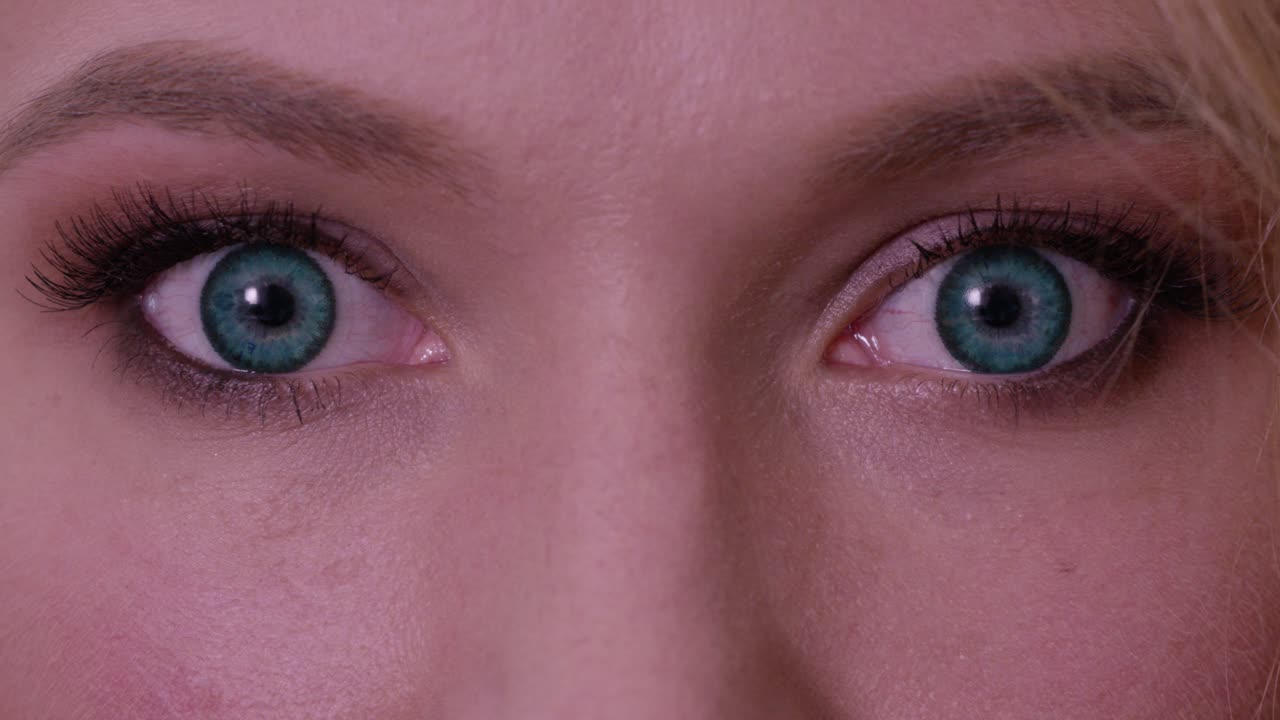 mujer con ojos anchos y maquillaje