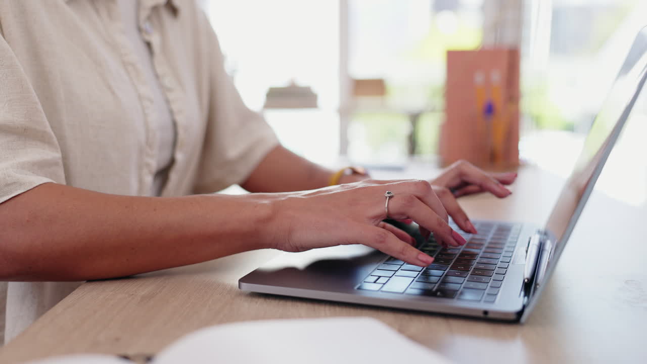 mujer trabajando en una computadora portátil en una oficina moderna