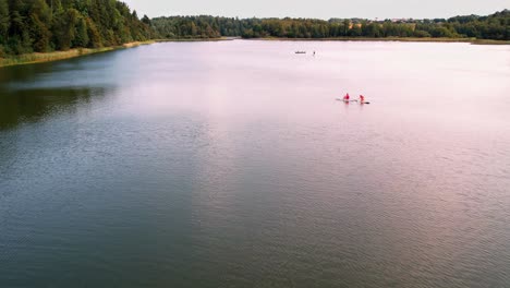 Vista-Del-Lago-De-Los-Caballos-De-Kraslava-Desde-Un-Dron