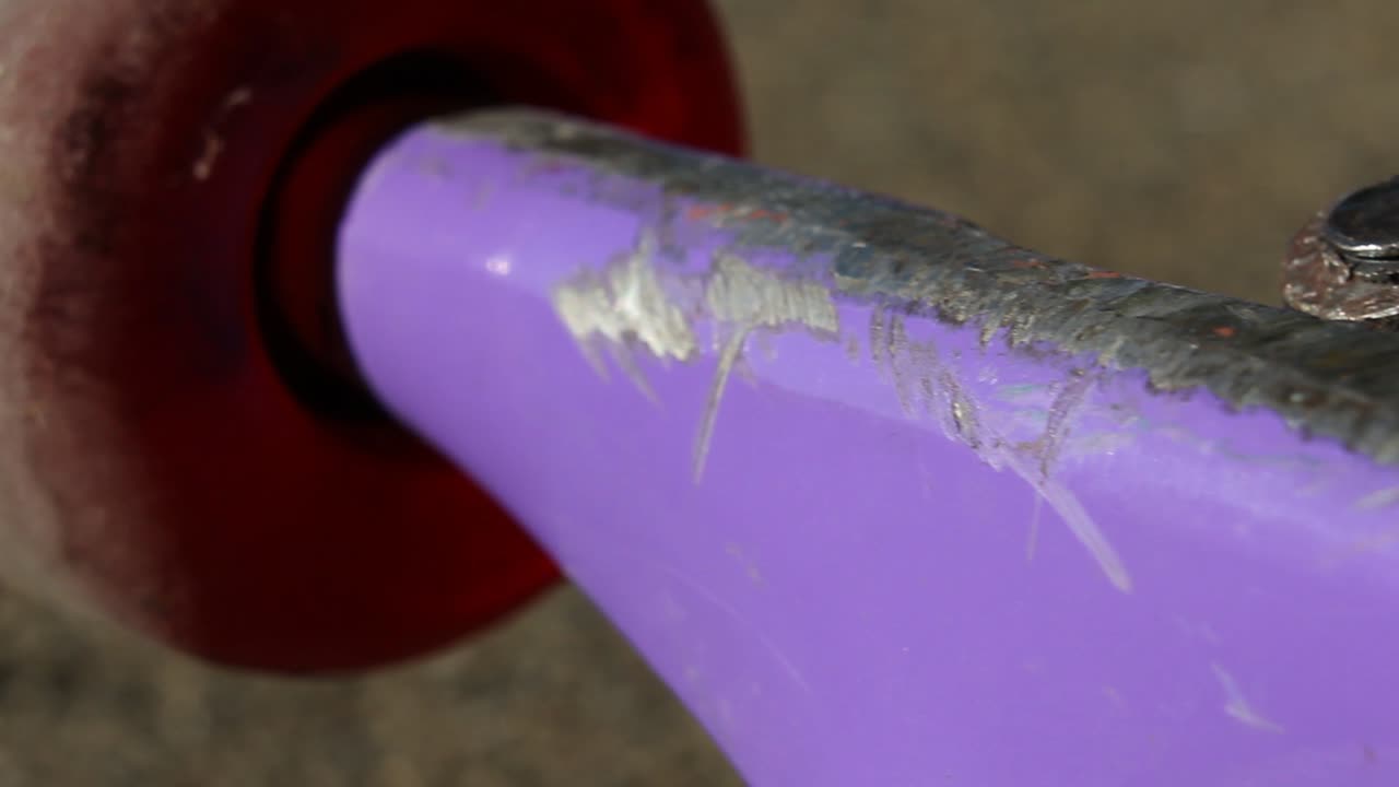 seguimiento de izquierda a derecha por camión de monopatín y ruedas cerca de deportes extremos