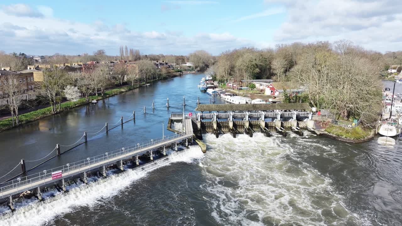 Theems, Molesey Weir: Krachtige waterstroom in slow motion vanuit de lucht.