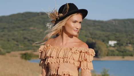 blonde attraktive junge frau in einem outfit im boho-stil modelliert an einem heißen sommertag - nahaufnahme in zeitlupe