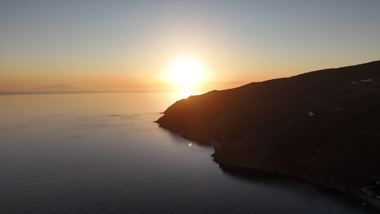 Pôr do sol na Grécia | Filmagem de drone 4K | Filmagem aérea de drone perto da baía de Aigiali e da ilha de Nikouria ao fundo